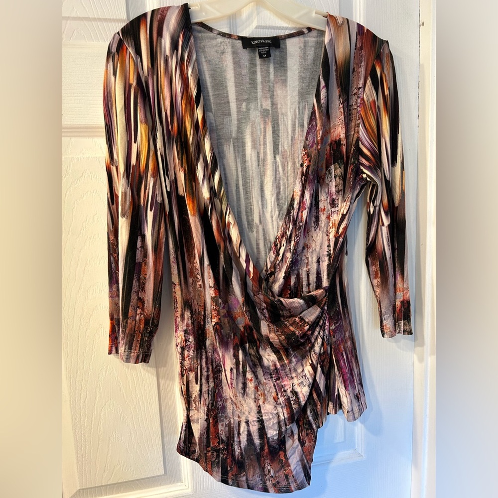 Super flattering jewel- toned top w/ 3/4 sleeves. Lots of stretch material.